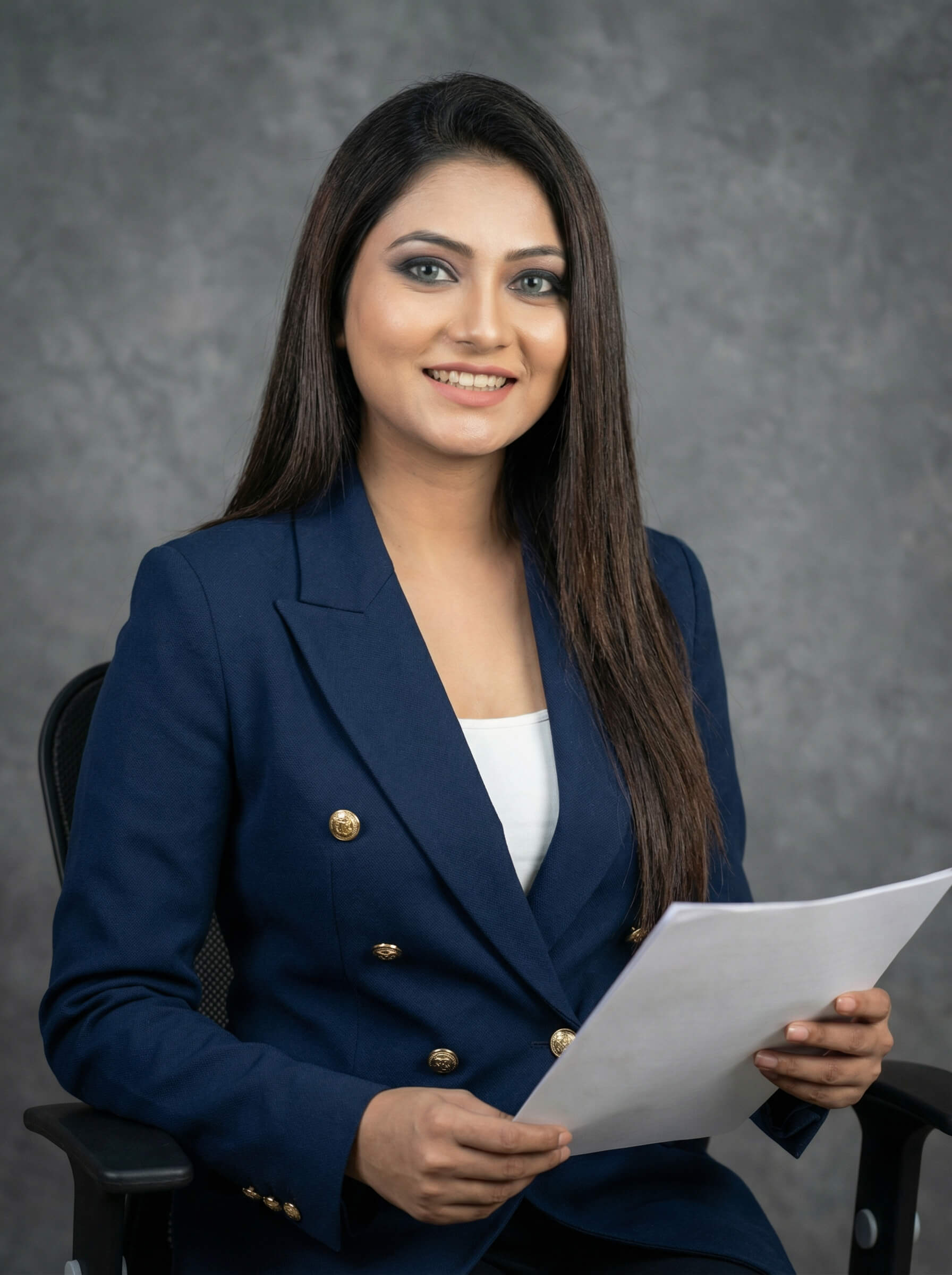 freepik__a-medium-shot-captures-a-smiling-womanshe-is-weari__32525 (1)